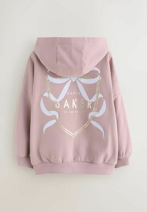 Puhdistettu vaaleanpunainen huppari, jossa on edessä kenguru-tasku, ja joka sisältää metallinhohtoiset kultaiset ja valkoiset graafiset kuviot takana, mukaan lukien kaaret ja teksti.