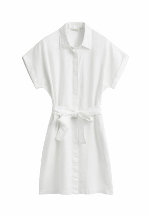 Robe chemise blanche à manches courtes avec col et boutons sur le devant, dotée d'une ceinture en tissu nouée à la taille et d'une coupe décontractée.