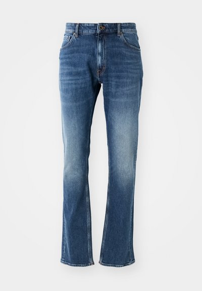 Sinised teksad sirge jalgade lõikega, millel on tuhm pesu, ettepoole suunatud taskud ja nööbiga sulgur. Õmblused on kontrastset oranžist värvi.