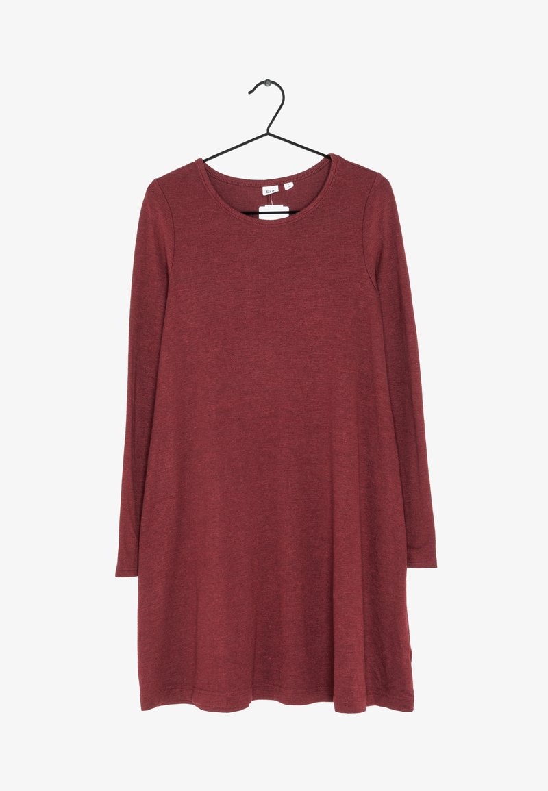 Robe en maille bordeaux à manches longues avec col rond, suspendue sur un cintre noir contre un fond blanc.