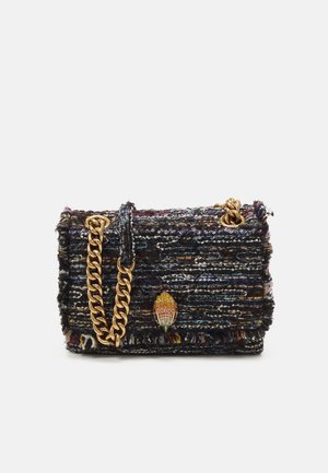 Kleine rechthoekige zwarte tweed handtas met meerkleurige draden, gouden kettingriem en een decoratief meerkleurig embleem aan de voorkant.