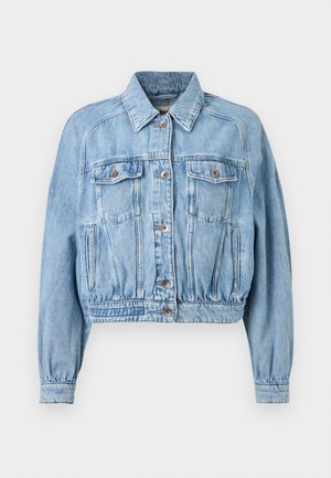 Lyseblå denimjakke med knappelukking foran, to brystlommer med klaff, sidelommer, lange ermer og elastisk midje med rynking.