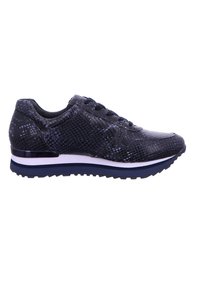 Sneaker nera a basso profilo con texture in pelle di serpente, suola strati navy e bianca, e lacci neri, mostrata in profilo laterale.