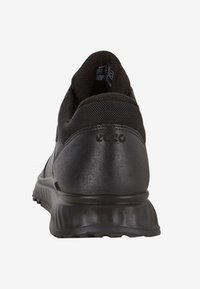Scarpa sportiva nera con tomaia in pelle liscia e accenti in mesh traspirante, suola ammortizzata e logo del marchio sul tallone.
