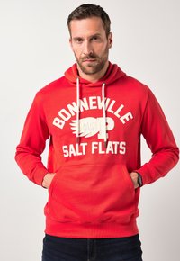 Felpa con cappuccio rossa in tessuto morbido con tasca a marsupio. Sul davanti c'è la scritta "BONNEVILLE SALT FLATS" in bianco con dettaglio del logo alato.