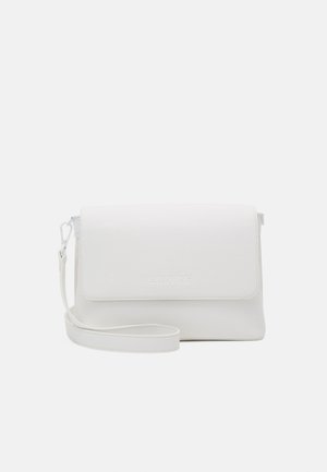 Borsa a tracolla bianca in pelle con una texture liscia, chiusura a pattina, tracolla regolabile e logo impresso. Design rettangolare semplice.