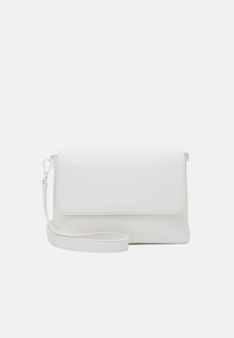 Bílá kožená crossbody taška s hladkou texturou, klopovým zavíráním, nastavitelným popruhem a embosovaným logem. Jednoduchý obdélníkový design.