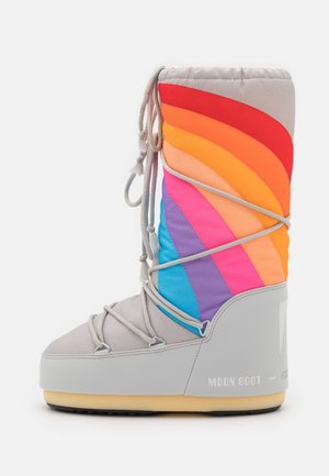 Botte d'hiver haute avec tige matelassée aux couleurs de l'arc-en-ciel, lacets gris clair, semelle grise et marquage « Moon Boot » près du talon.