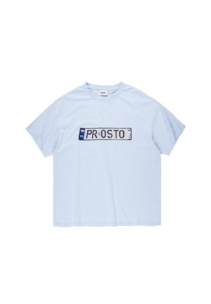 Jasnoniebieska koszulka z krótkim rękawem z prostokątnym nadrukiem na środku, przypominającym zużytą tablicę rejestracyjną z napisami "PL" i "PROSTO".