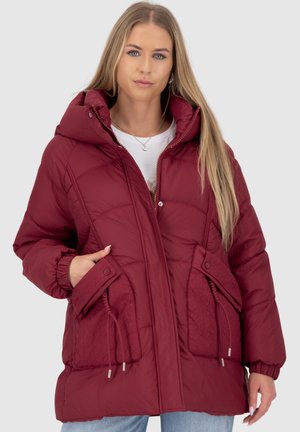 Bordeauxrote gesteppte Jacke mit Kapuze, Reißverschluss, elastischen Bündchen und zwei großen Fronttaschen mit strukturierten Akzenten und Kordelzügen.