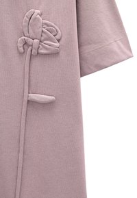 Miękka dzianinowa sukienka w jasnym mauve z uniesionym haftem floralnym. Posiada krótkie rękawy i smukły pasek, co zapewnia dopasowany wygląd.