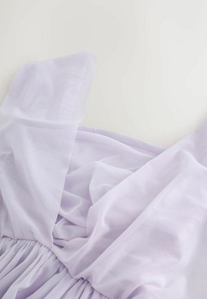 Lavandas krāsa kleita ar slāņotu, caurspīdīgu dizainu, plisuātu svārku un plašām, pieguļošām lencītēm. Materiāls šķiet viegls un teksturēts.