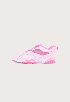 Niski różowy sportowy sneaker z panelem z siateczki, wiązaniem z przodu, białą i ciemniejszą różową podeszwą oraz pętelką na pięcie.