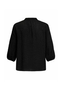 Blusa negra texturizada con mangas abullonadas de tres cuartos, bajo curvado y escote fruncido en la parte posterior, diseño minimalista.