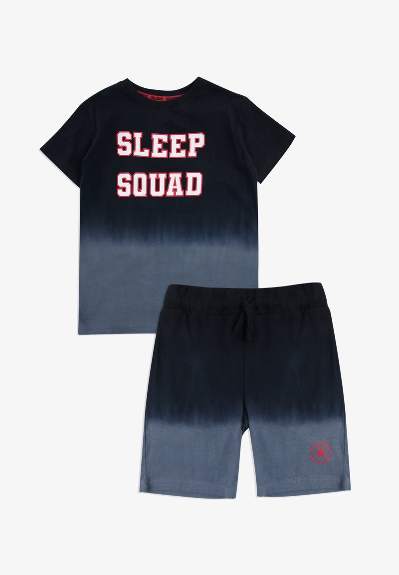 T-shirt og shorts sæt med et marineblåt ombre design. T-shirten har "SLEEP SQUAD" i hvide, fede bogstaver; shortsene har rødt logo som accent.