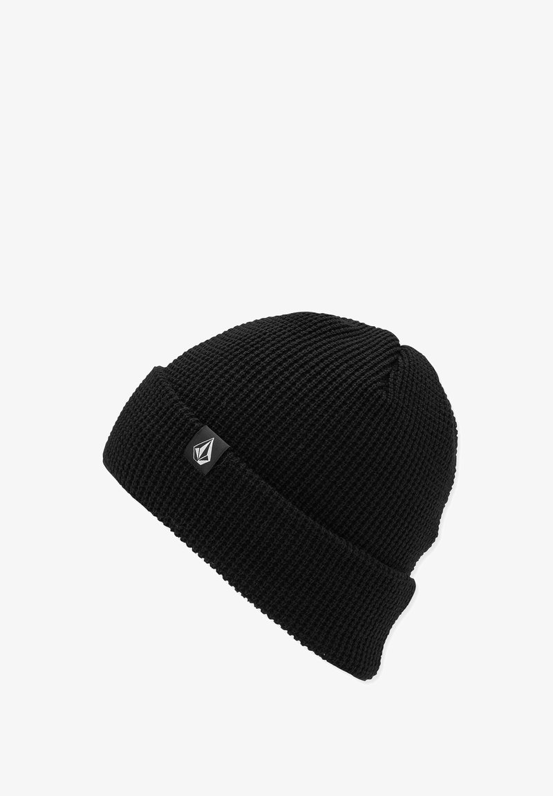 Berretto in maglia nera con risvolto, realizzato in tessuto strutturato. Presenta un piccolo patch con logo sul lato per l'identificazione.