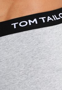 Grau Baumwollbund mit schwarzem Rand, der "TOM TAILOR" in weißer Schrift zeigt. Der Stoff hat eine weiche, strukturierte Oberfläche.