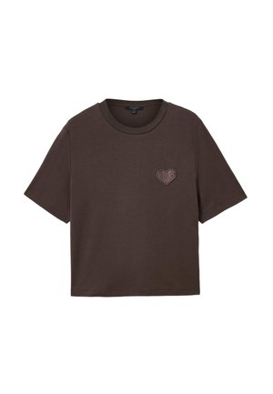 Camiseta marrón de manga corta hecha de algodón, con un parche de corazón texturizado en el lado izquierdo del pecho y un cuello redondo.
