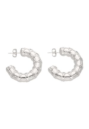 Set de cercei argintii tip cerc cu modele geometrice hexagonale și închideri cu postare, pe fundal alb.