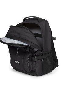 Sac à dos en tissu noir avec un grand compartiment principal, une poche avant zippée, une poche latérale en maille et des bretelles ajustables. Détails de couture remarquables.