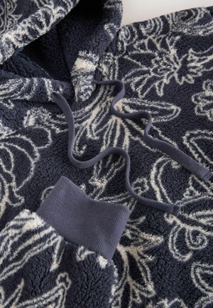 Marineblauer Plüsch-Hoodie mit weißem Blumenmuster, ausgestattet mit einer Kapuze mit Kordelzug und gerippten Bündchen für zusätzliche Textur und Wärme.