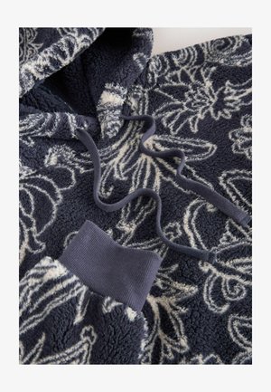 Tengerészkék plüss kapucnis pulóver fehér virágmintával, húzózsinóros kapucnival és bordázott szegélyekkel a textúra és a melegség fokozásához.