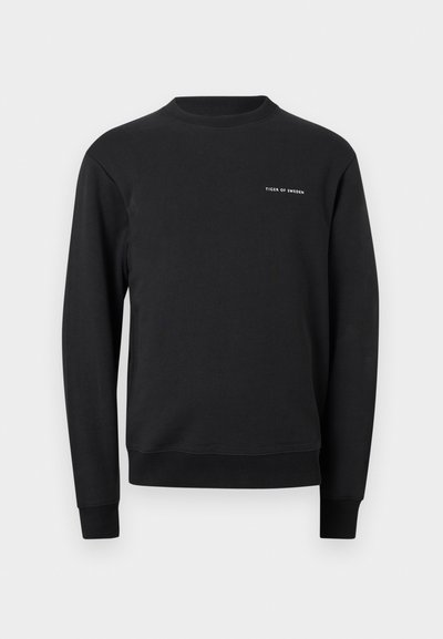 Μαύρο φούτερ μακρυμάνικο με στρογγυλή λαιμόκοψη, με ριμπ μανσέτες και στρίφωμα, διακοσμημένο με μικρό λευκό κείμενο «Tiger of Sweden» στο αριστερό στήθος.