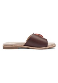 Brun læder slidesandal med tan polstret indersål og flad gummisål, siden set på hvid baggrund.