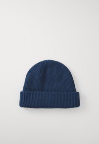 Căciulă tricotată albastră, cu textură ribbed și manșetă pliată. Material ușor, cu o finisare netedă și vârf rotunjit.