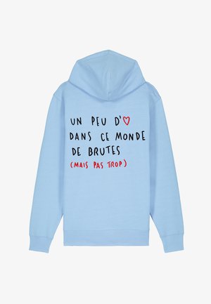 Felpa blu chiaro realizzata in tessuto morbido con tasca a marsupio frontale. Presenta un testo nero e rosso sul retro con una grafica a forma di cuore.