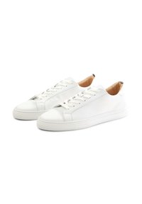 Sneaker bianche in pelle con punta rotonda, suola piatta e design con lacci. Finitura testurizzata con fodera in pelle e un piccolo dettaglio sul tallone.