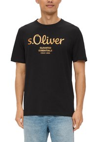 s.Oliver MIT GROSSEM LABEL - T-shirt print - schwarz