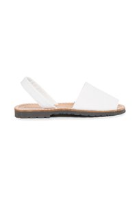 Valge slingback sandaal lameda, tekstuuriga tallaga, millel on nurkadega disain ja nahakujuline materjal. Lihtne, minimalistlik välimus.
