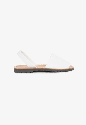 Sandale albe cu talpă plată texturată, cu un design unghiular și material asemănător pielii. Aspect simplu, minimalist.