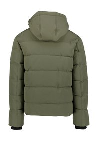 Chaqueta acolchada verde oliva con capucha, que presenta secciones acolchadas, puños elásticos y una textura suave. Sin marcas ni acentos visibles.