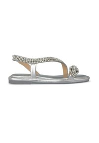 Sandali piatti con una finitura in argento metallico, dotati di una fascia decorata con gioielli e un accento di strass decorativo sulla punta.
