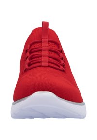 Basket rouge avec dessus en tricot texturé, sans lacets, et semelle en caoutchouc blanc. Présente une languette rembourrée et un capuchon de orteil.