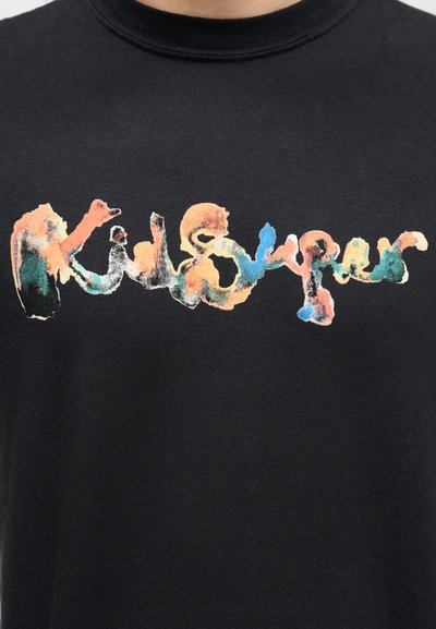 Μαύρο βαμβακερό T-shirt, με πολύχρωμο ζωγραφισμένο σχέδιο κειμένου "Kid Super" στο στήθος σε διάφορες αποχρώσεις πορτοκαλί, μπλε και πράσινου.