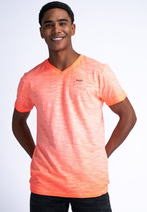 Neon oranje v-hals t-shirt met een textuurpatroon, korte mouwen en een klein logo op de borst. Gemaakt van lichte stof.