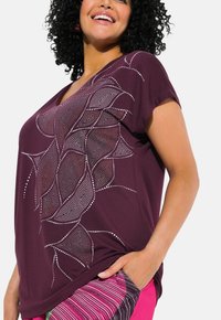 Ulla Popken RHINESTONE TEE - Pusero - dark plum