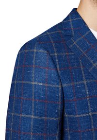 Niebieska marynarka w kratę wykonana z teksturowanej tkaniny. Posiada klasyczny kołnierz oraz pleciony wzór w niebieskim, białym i czerwonym kolorze.