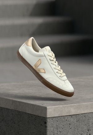 VOLLEY - Joggesko - white/platine-coloured/bark