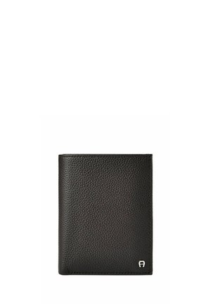 Schwarze, strukturierte Leder-Bifold-Geldbörse mit kleinem silbernem Logo in der unteren rechten Ecke vor weißem Hintergrund.