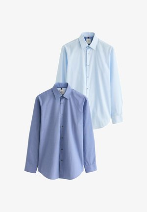 Kaks pikakäiste särgi: üks helesinine vertikaalsete valgete triipudega ja teine ühtlane tume sinine, mõlemal nööbid ja krae.