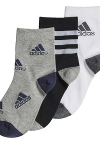 Tres pares de calcetines: grises con talón oscuro, negros con rayas blancas y blancos con talón gris. Cada uno presenta el logo de Adidas.