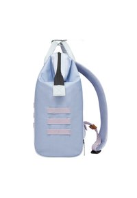 Zaino blu con forma rettangolare, chiusura con zip e dettagli delle cinghie intrecciati. Presenta una texture liscia e un design bicolore.