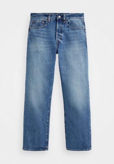 Ljusblå denimjeans med rak passform, fem fickor, bälteslopp och stängning med kopparknapp. Bleknade områden ger textur.
