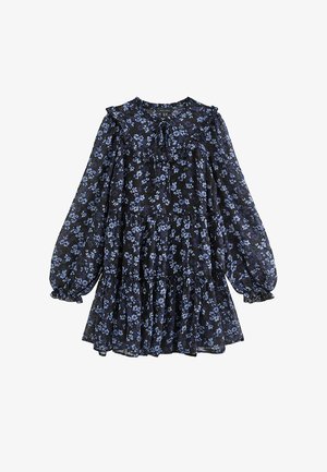 Zwarte jurk met lange mouwen en bloemenprint met blauwe bloemen, ruches aan de kraag en een geplooide rok, hangend tegen een witte achtergrond.