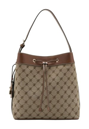 Bolso tipo cubo con estampado beige y marrón, con ribete de cuero, correa ajustable para el hombro, cierre con cordón y pequeño detalle de candado en el lateral.