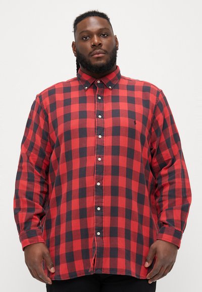 Camicia a quadri rossa e blu con maniche lunghe, colletto e bottoni bianchi. Presenta un piccolo logo ricamato sul petto.